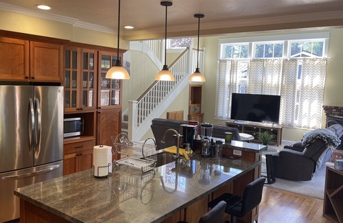 Cutten House | Luxury 4 Bedroom Home with Fireplace & Jacuzzi