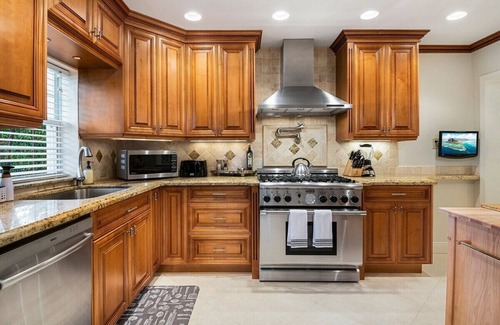 Pompano Isles House | Luxury 4 Bedroom Pool Home Just Steps Away from Private Beach! Billiards~Ping Pong~Near The Action!