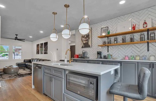 Brookline House | Luxury 4 BR Art Deco Home+3 Parking Spots+In City
