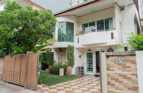 Khlong Tan Villa | Luxury 4 KingSize BedRooms - Central & Modern Sukhumvit