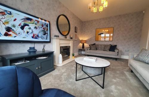 Luton House | Luxury 4 - Stylish Haven Modern 4-Bedroom Retreat in South Luton with Convenient Parking and Easy Access to Town Center