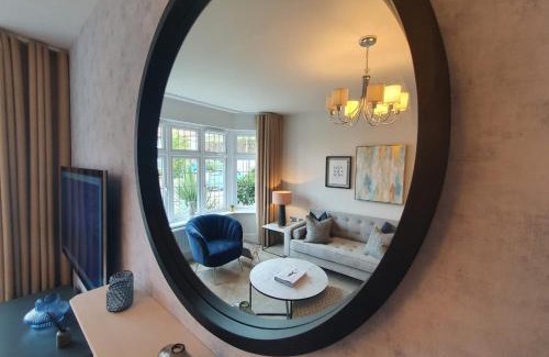 Luton House | Luxury 4 - Stylish Haven Modern 4-Bedroom Retreat in South Luton with Convenient Parking and Easy Access to Town Center