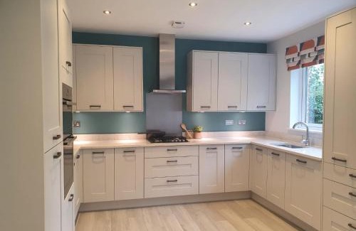 Luton House | Luxury 4 - Stylish Haven Modern 4-Bedroom Retreat in South Luton with Convenient Parking and Easy Access to Town Center