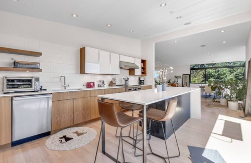 Southeast Magnolia House | Luxury 4000 sqft Home with Gym, Sauna, CityViews