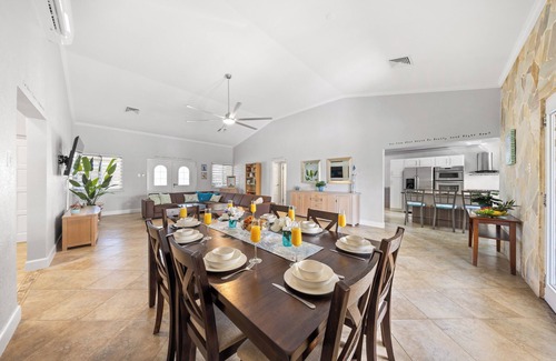 Opal Villa | Luxury 4br home just 0.5 miles from the beach, pool, jacuzzi, BBQ, and gym!