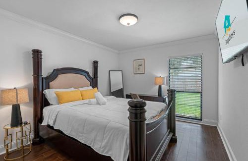 Temple Terrace House | Luxury 5 BDRM Home - Stunning Pool - Huge Backyard