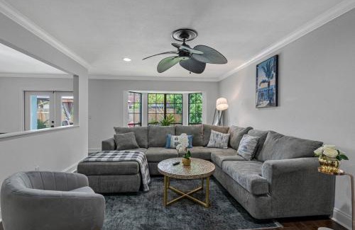 Temple Terrace House | Luxury 5 BDRM Home - Stunning Pool - Huge Backyard