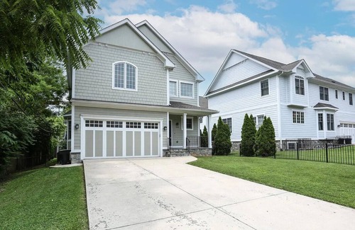 Aurora Highlands House | Luxury 5-bed 4.5 Bath house in Arlington. Walk to metro and Pentagon City Mall