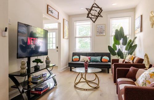 Northeast House | Luxury 5 Bedroom DC Home Near Capitol Hill with Free Parking