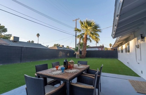 Rancho Oakey House | Luxury 5-bedroom house in historic DTLV with hot tub, peloton and record player