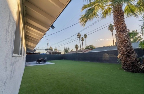 Rancho Oakey House | Luxury 5-bedroom house in historic DTLV with hot tub, peloton and record player