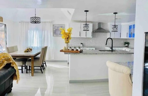 Bear Ridge House | Luxury 5 Bedrooms with Stunning Backyard Residence