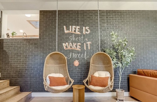 Barths House | Luxury 5 BR Retreat|10 min from DT Denver|Hot Tub