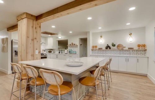 Barths House | Luxury 5 BR Retreat|10 min to DT Denver|Hot Tub