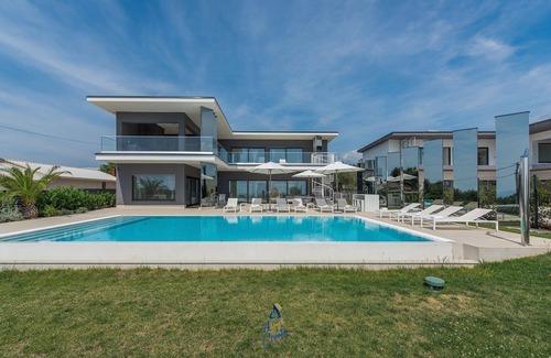 Kastelir Villa | Luxury 5-BR Villa Oasis with Private Heated Pool Near the Coast
