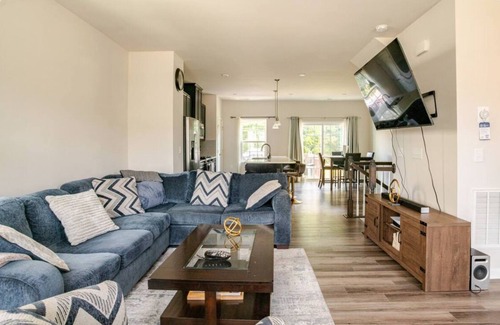 Northeast Raleigh House | Luxury 5 Star ~ 3 Bedroom Home in the Heart of RDU