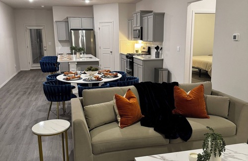 Santa Fe House | Luxury 5-Star New Home: 4 King BRs & Electric Fire - 15 Min to Airport & Plaza