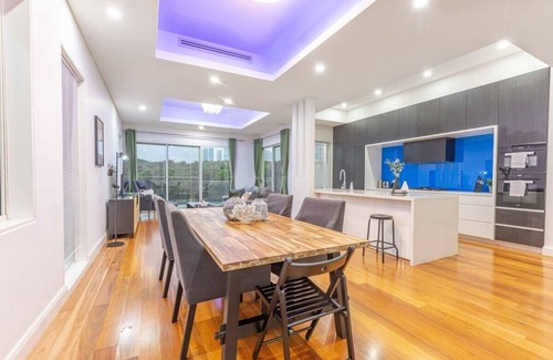 Melrose Park House | Luxury 5BD house w water view in Melrose Park