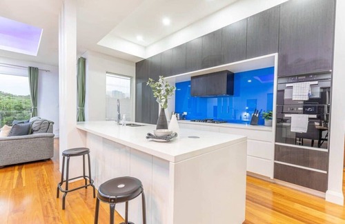 Melrose Park House | Luxury 5BD house w water view in Melrose Park
