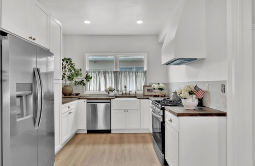 Wall House | Luxury 5BR - 1 Block from Beach