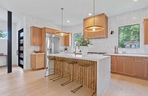 East Cesar Chavez House | Luxury 5BR East Austin + Rooftop & Pool/Hot Tub