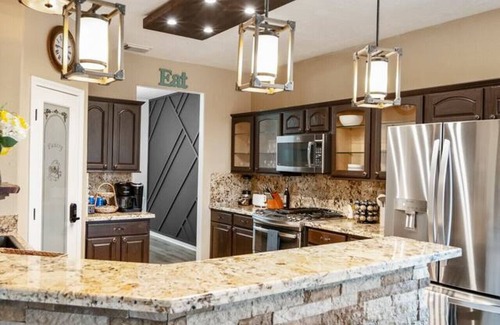 Alvin House | Luxury 5BR w/Casita Pool Hot Tub Tiki Bar