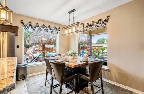 Alvin House | Luxury 5BR w/Casita Pool Hot Tub Tiki Bar