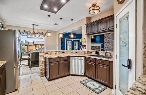 Alvin House | Luxury 5BR w/Casita Pool Hot Tub Tiki Bar