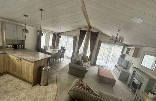 New Forest District Cabin | Luxury 6-8 Berth Lodge in the heart of the New Forest