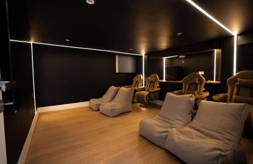 Salford Villa | Luxury 6 Bed near city centre with Cinema Room & games room plus 5 bathrooms