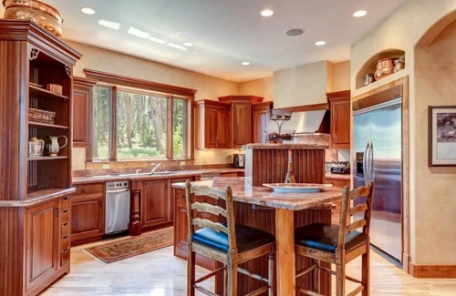 The Highlands House | Luxury 6 Bedroom Home with View, 2 firepits, close to hiking trails and gondola