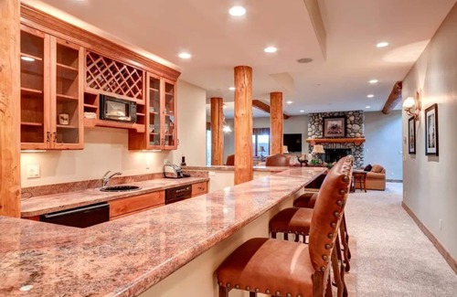 The Highlands House | Luxury 6 Bedroom Home with View, 2 firepits, close to hiking trails and gondola