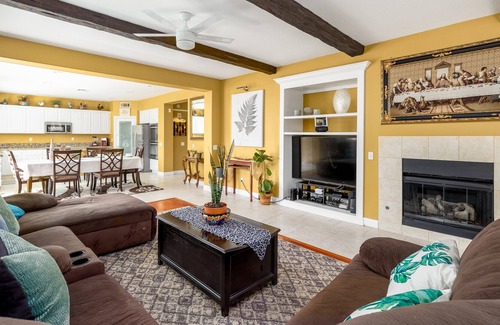 Menifee House | Luxury 6-Bedroom Home w Large 3-Cars Garage & Spacious Yard