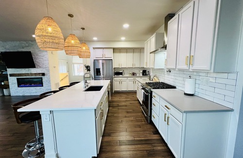 Arvada House | Luxury 6 Bedroom Retreat | Hot Tub | Chefs Kitchen | Near Boulder & Denver