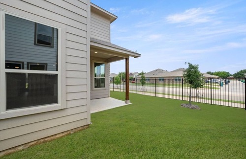 Denton House | Luxury 6-bedroom Villa near UNT & Medical City Denton