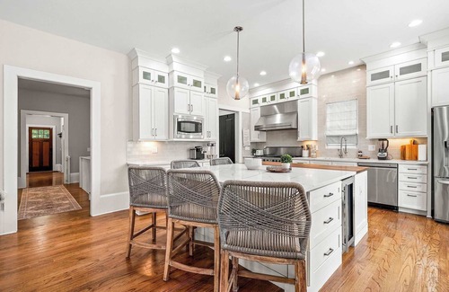 Midtown House | Luxury 6 Br~Sleeps 13~Fire Pit~Dog Friendly