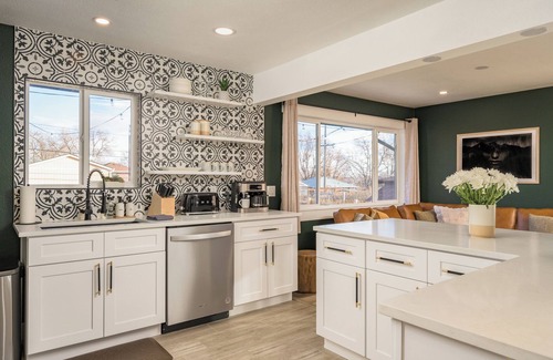 Alta Vista Area House | Luxury 6BR Home/Sleeps 14/HotTub, FirePit & Large Backyard/15 Mins to DEN