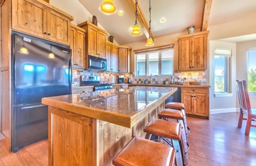 Eden House | Luxury 6BR Mountain Retreat - Hot Tub, Views, Game Room, Powder Mountain