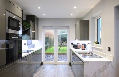 Southampton House | Luxury 8-bed 2 Bath Contractor Ready