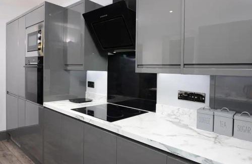 Southampton House | Luxury 8-bed 2 Bath Contractor Ready