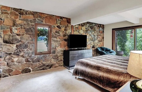 Penn Valley House | Luxury 85 acre Estate on private lake with Vinyard views
