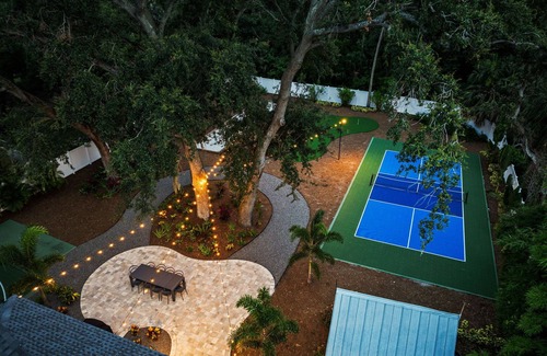 Town N County Park House | Luxury 9 Bedroom Retreat - Heated Pool & Hot Tub