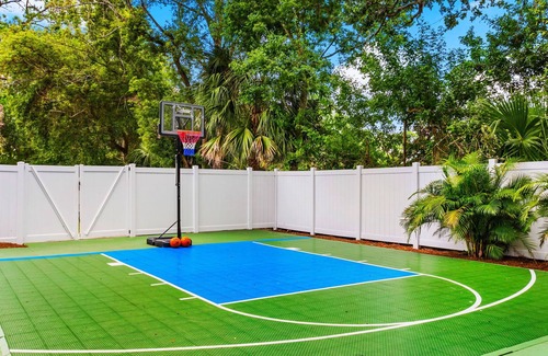 Town N County Park House | Luxury 9 Bedroom Retreat - Heated Pool & Hot Tub