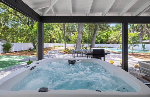 Town N County Park House | Luxury 9 Bedroom Retreat - Heated Pool & Hot Tub