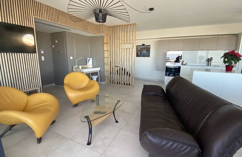 Le Port Apartment | Luxury Air-Conditioned Apartment with Parking and Garage