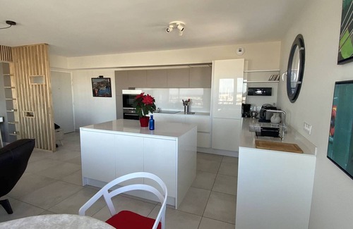 Le Port Apartment | Luxury Air-Conditioned Apartment with Parking and Garage