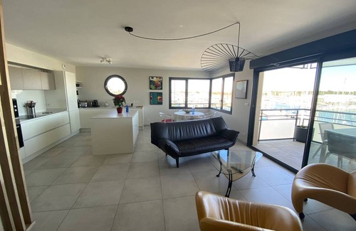 Le Port Apartment | Luxury Air-Conditioned Apartment with Parking and Garage