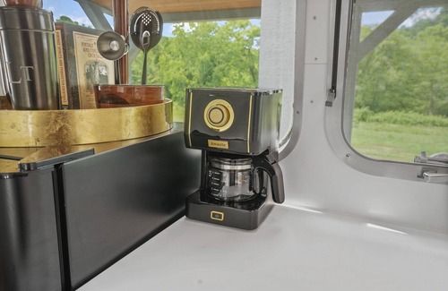 Rockbridge House | Luxury Airstream Glamping Manhattan Unit 1 of 6, On-Site Hiking, Sauna, Plunge