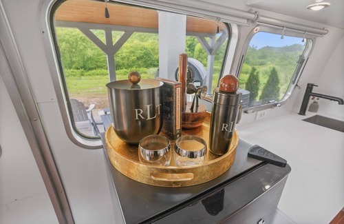 Rockbridge House | Luxury Airstream Glamping Manhattan Unit 1 of 6, On-Site Hiking, Sauna, Plunge