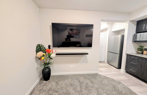 Airdrie Apartment | Luxury and Modern 2 bedroom suite